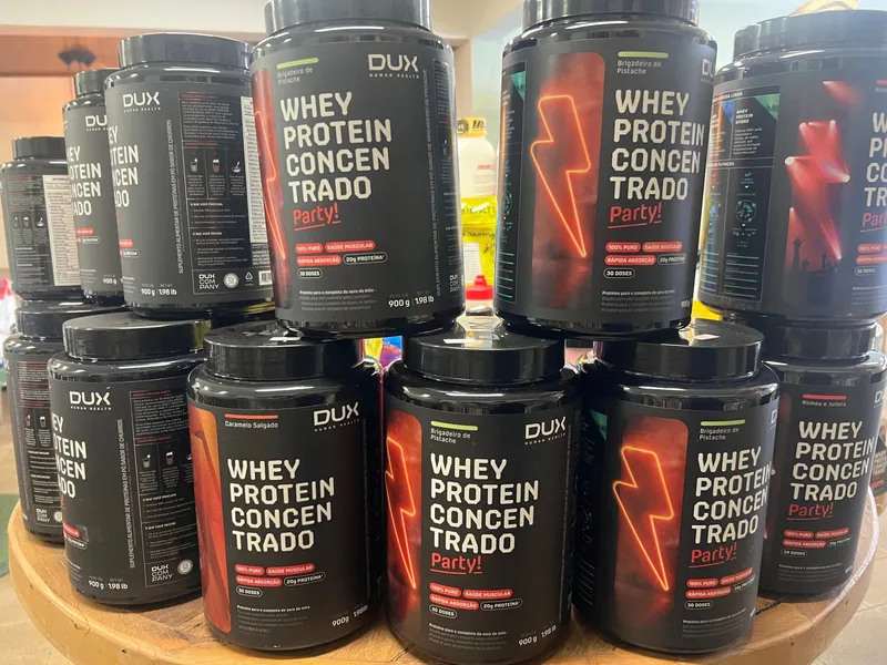 Potes de Whey Protein Concentrado da Dux, edição Party!, nos sabores brigadeiro de pistache, caramelo salgado e romeu e julieta, na QuickFit em São Pedro/SP