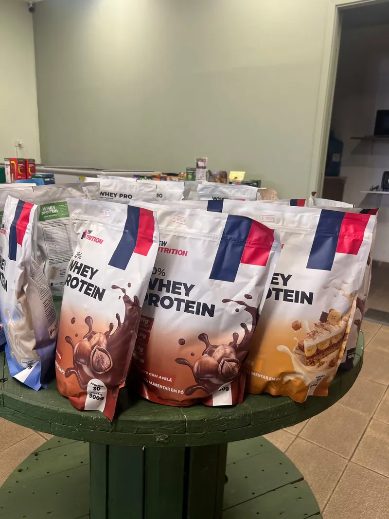 Pacotes de Whey Protein New Nutrition de 900g em vários sabores, na loja QuickFit em São Pedro/SP